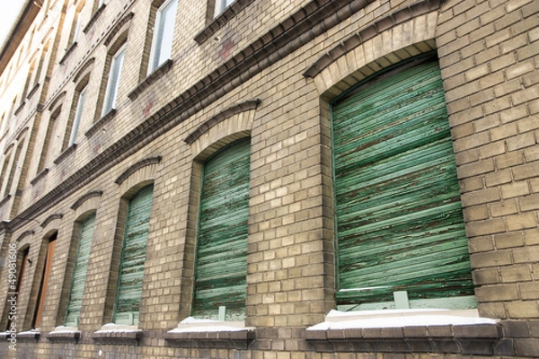 Fototapeta geschlossene Rolläden an Altbau in Weißenfels