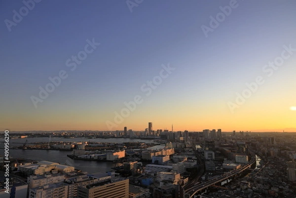 Obraz 新子安から見た横浜みなとみらい21(夕焼け)