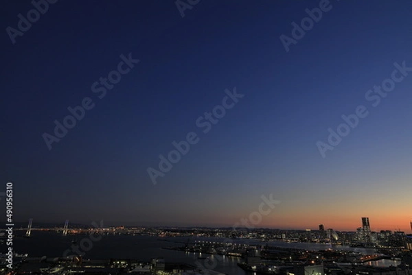 Fototapeta 新子安から見た横浜みなとみらい21と横浜ベイブリッジ (夕焼け)