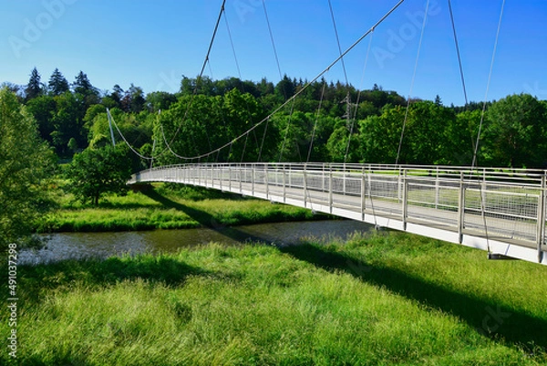 Fototapeta Eine Hängebrücke über die Enz im Enzauenpark Pforzheim