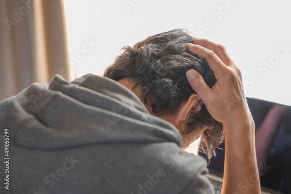 Obraz パソコンの前で頭を抱える中年男性