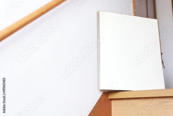 Fototapeta 階段に立て掛けられたスケッチブック