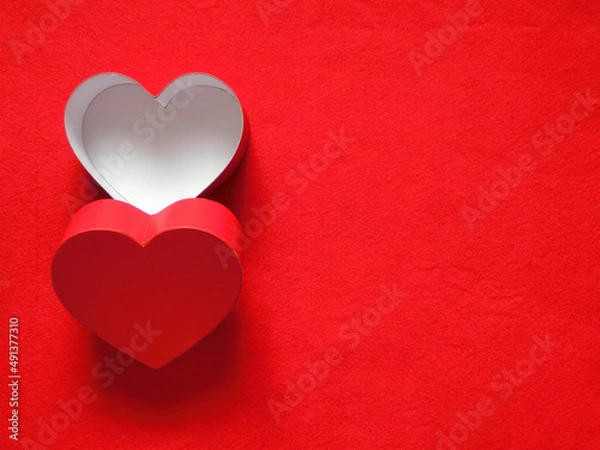 Fototapeta 赤いフェルトの左側に置いたハート形の箱と蓋