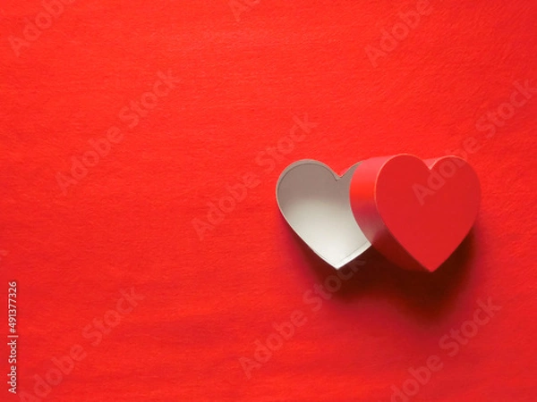 Fototapeta 赤いフェルトの右寄りに置いた赤いハート形の蓋を開けた白い箱