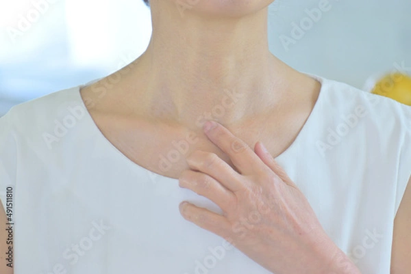 Obraz デコルテを手で触る女性