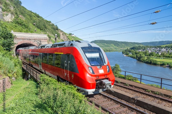 Fototapeta Pociąg międzymiastowy opuszczający tunel w pobliżu rzeki Mozeli w Niemczech