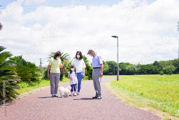 Fototapeta マスクをして散歩をする家族