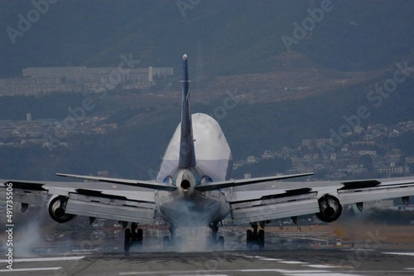 Fototapeta 大阪・伊丹空港に着陸するボーイング747のバックショット