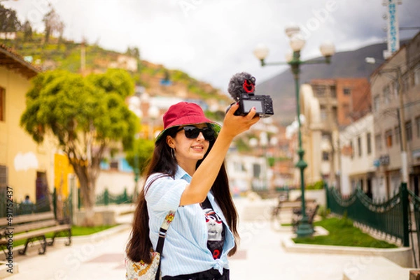 Fototapeta Mujer turista blogueando en un pueblo