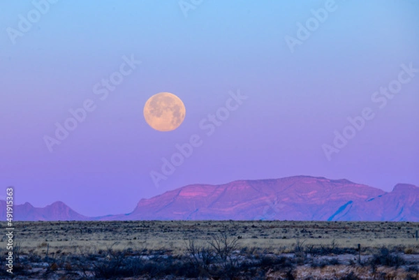 Fototapeta Moon set in Tularosa Bason