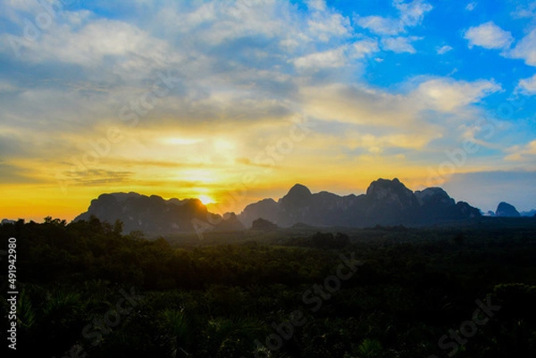 Obraz บรรยากาศยามเช้าก่อนที่ดวงอาทิตย์จะโผล่ขึ้นมาฉายแสงแรกของวันใหม่