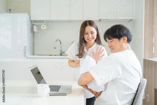 Fototapeta テレワークする女性と男性
