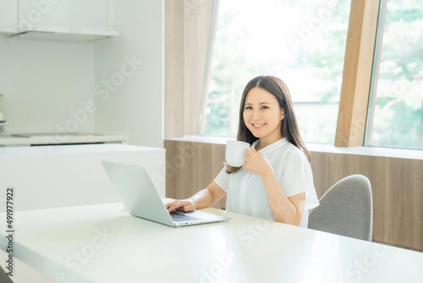 Fototapeta パソコンを使う女性（コーヒー）
