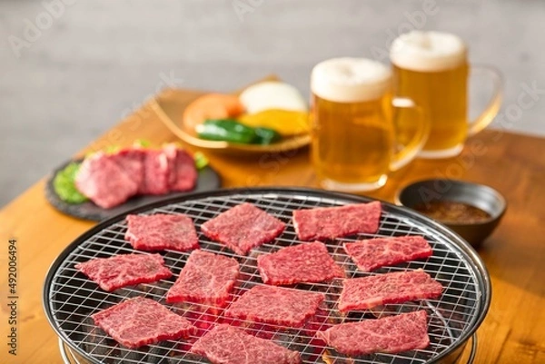 Obraz 煙を出して焼いている肉