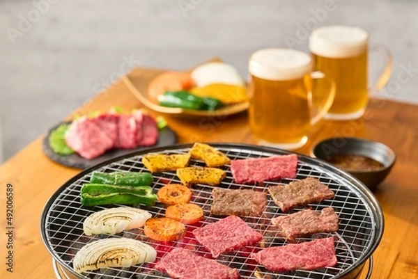 Obraz ビールと網焼きした肉と野菜