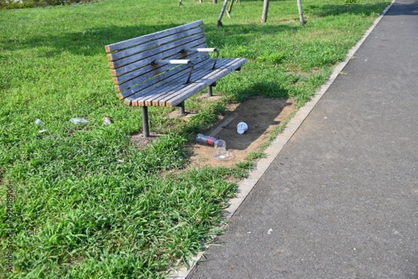 Obraz 公園の3人掛けで肘置きのある木製ベンチ