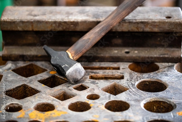 Obraz hammer and metal shape