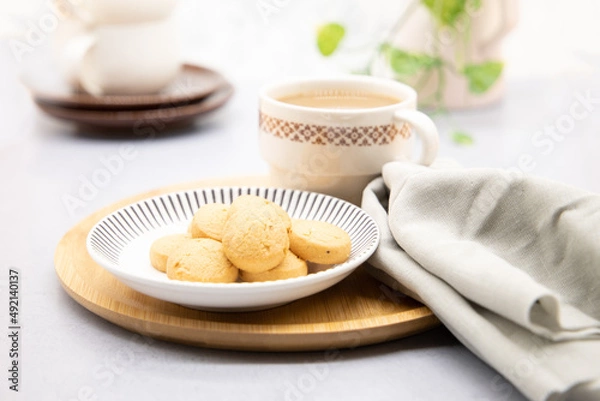 Obraz テーブルにセッテイングされたクッキーとコーヒー