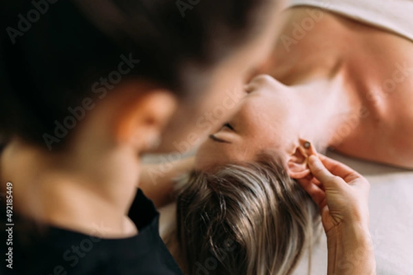 Fototapeta Faszienbehandlung im Kopfbereich am rechten Ohr horizontal