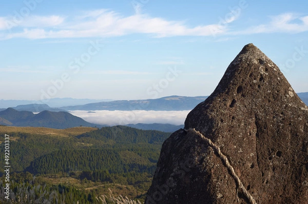 Obraz 熊本県南小国町にあるパワースポット「押戸石の丘」と見渡す限り広大な阿蘇の草原