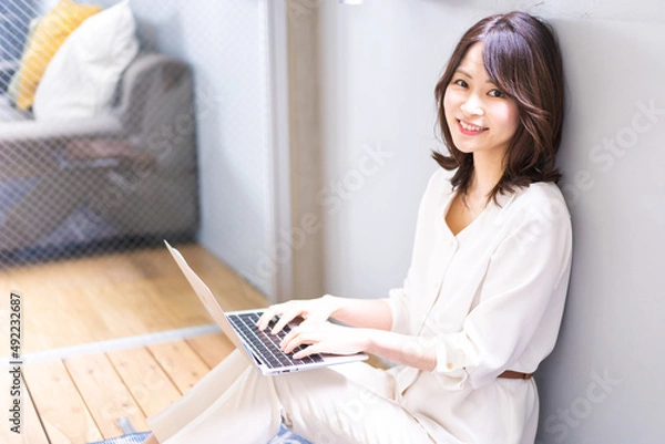 Fototapeta 自宅でパソコンを使う若い女性