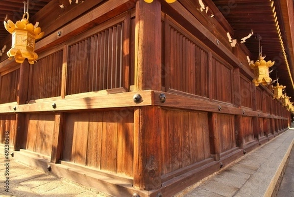 Obraz 日本・京都　神社の建物　気の壁