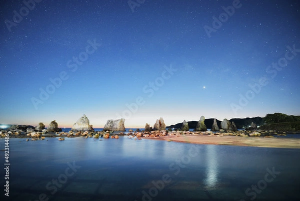 Fototapeta 天の川と金星、朝日の昇る海の風景