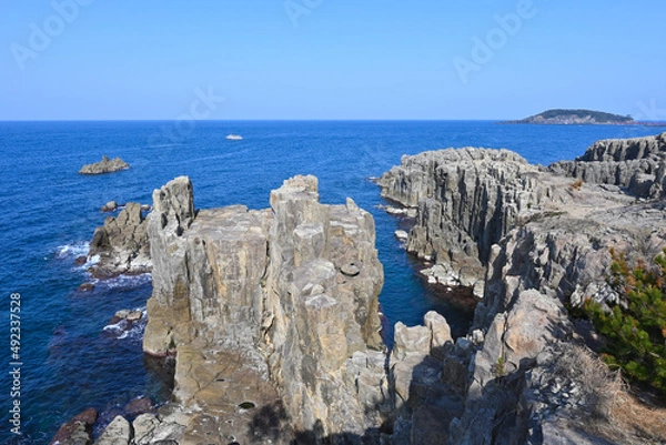 Obraz 東尋坊の岩場と遠くに見える雄島