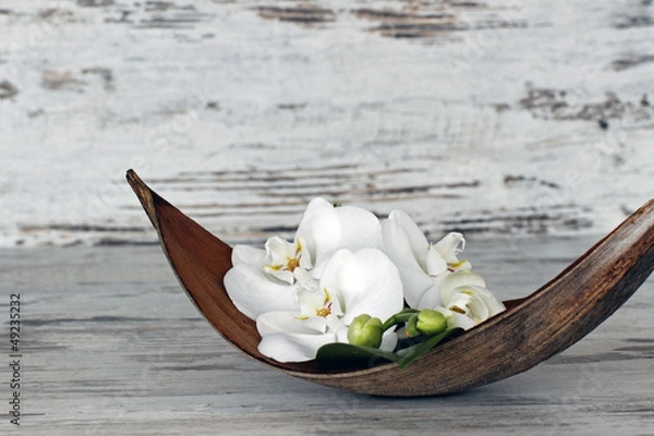 Obraz Storczyki w misce z liści palmowych