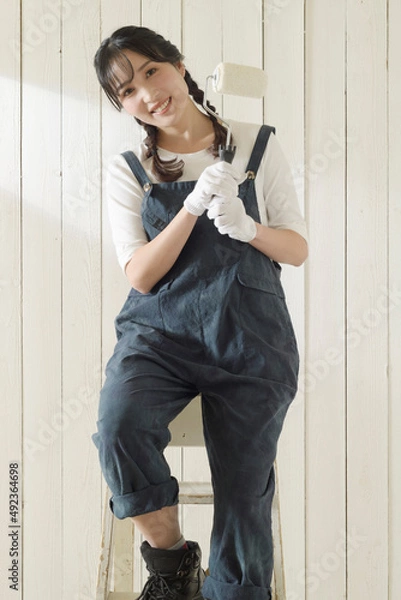 Fototapeta ペンキを塗る女性