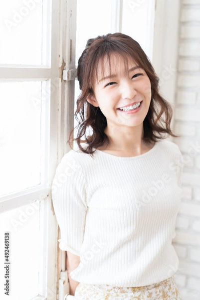 Fototapeta 部屋でリラックスする女性