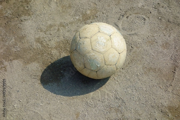 Fototapeta グラウンドに忘れ去られたサッカーボール、何故か物悲しい