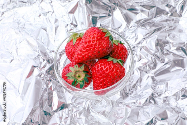 Obraz アルミの上のグラスの中の苺