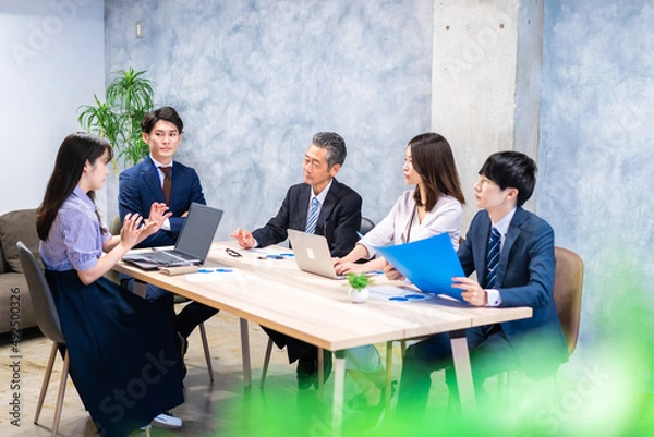 Fototapeta オフィスでディスカッションをするビジネスパーソン