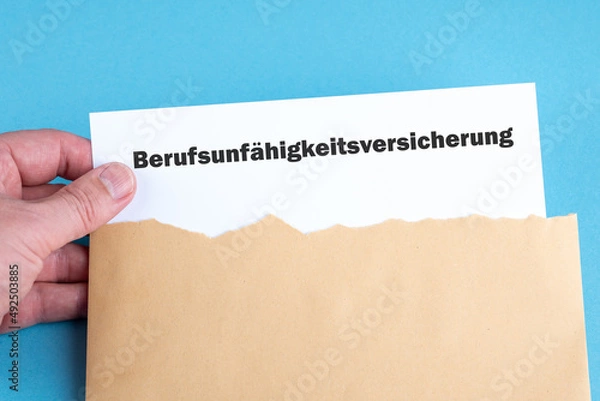 Fototapeta Eine Hand nimmt einen Vertrag für eine Berufsunfähigkeitsversicherung aus einem Briefumschlag