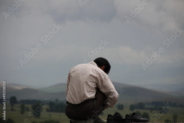 Obraz man looking at the mountains