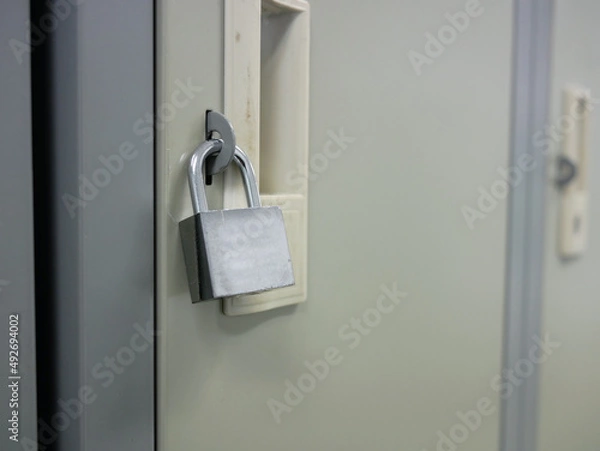 Obraz key hanging on locker in locker room.	
