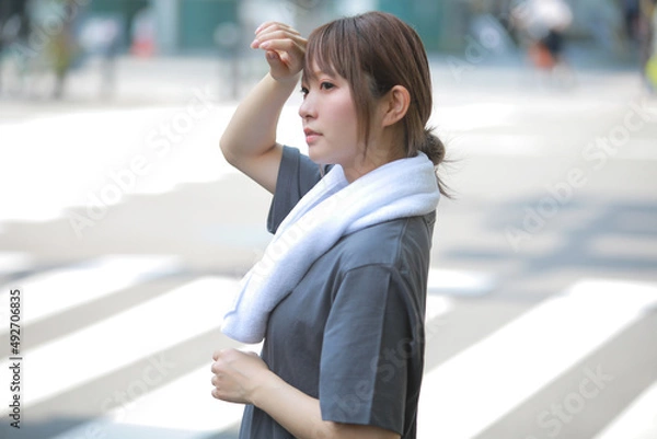 Obraz タオルで汗を拭く女性