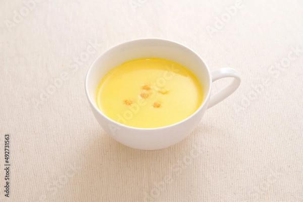 Fototapeta 温かいマグカップに入ったコーンスープ