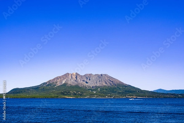Fototapeta 錦江湾に浮かぶ美しく雄大な桜島