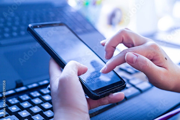 Fototapeta Digitando no Smartphone