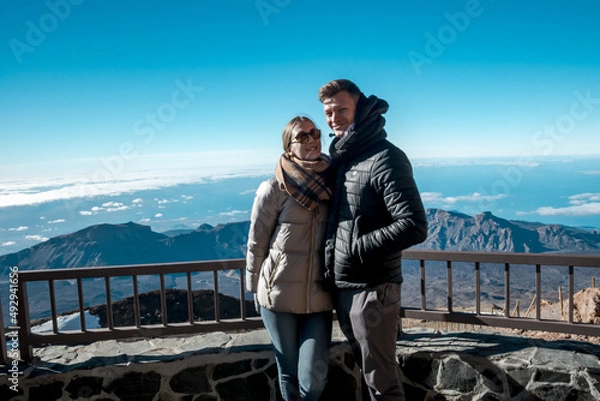 Obraz para na szczycie góry ponad chmurami