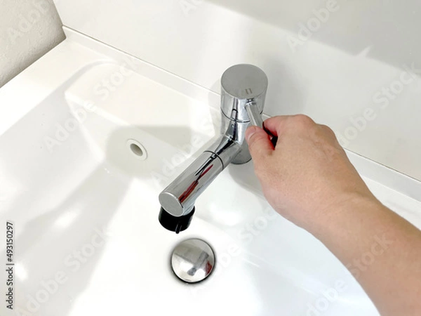 Obraz 洗面台で水を流す