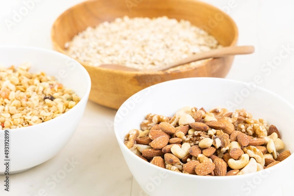 Fototapeta ボウルに盛られたグラノーラとナッツとオートミール