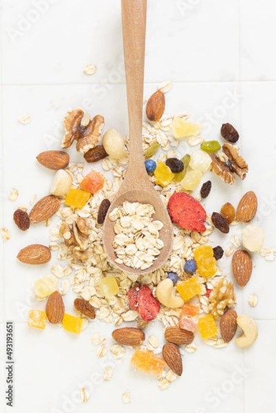 Fototapeta ドライフルーツ入りグラノーラとスプーン