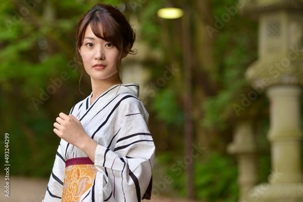 Obraz 神社の境内にて浴衣を着た微笑む美しい女性のポートレート	