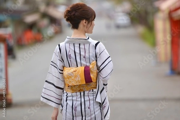 Fototapeta 神社の参道にて浴衣を着た若い女性の後ろ姿