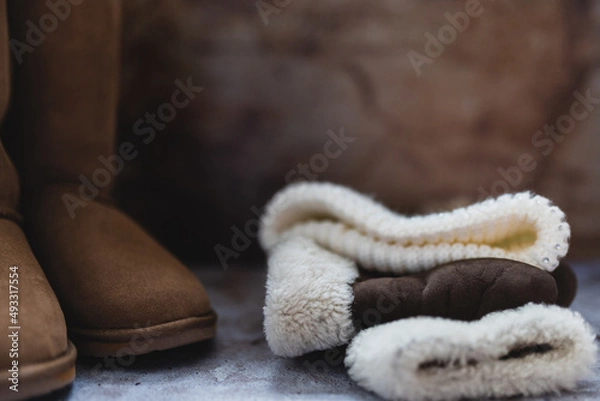 Obraz zimowe ubrania, brązowe kolory, buty emu, kozaki 