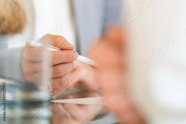 Fototapeta Business Frau Detail Aufnahme mit Stift bei einem Vertragsgespräch horizontal