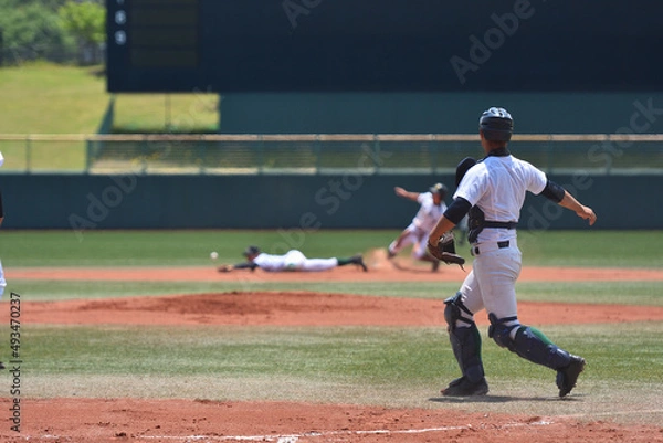 Obraz 高校野球の試合で盗塁するランナー